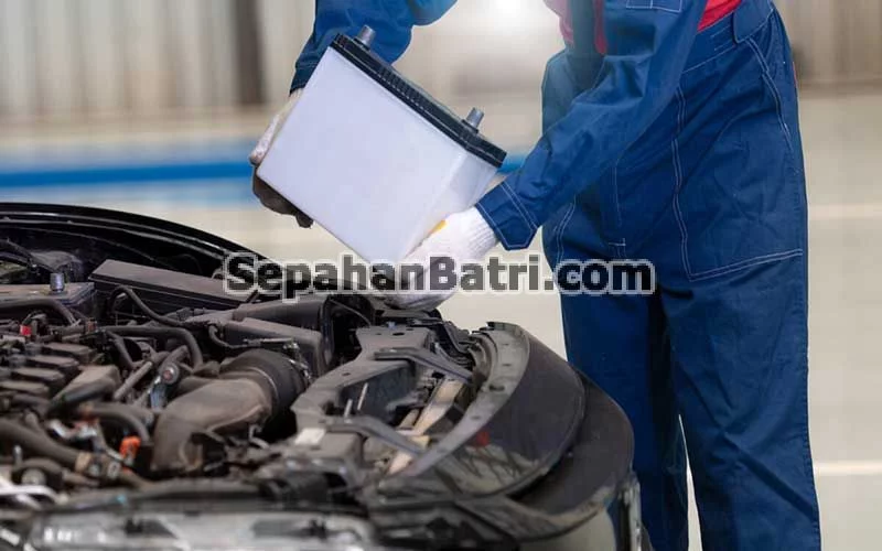 قرار دادن باتری جدید در خودرو