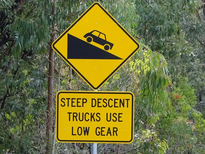 توجه به علائم رانندگی در جاده های کوهستانی
